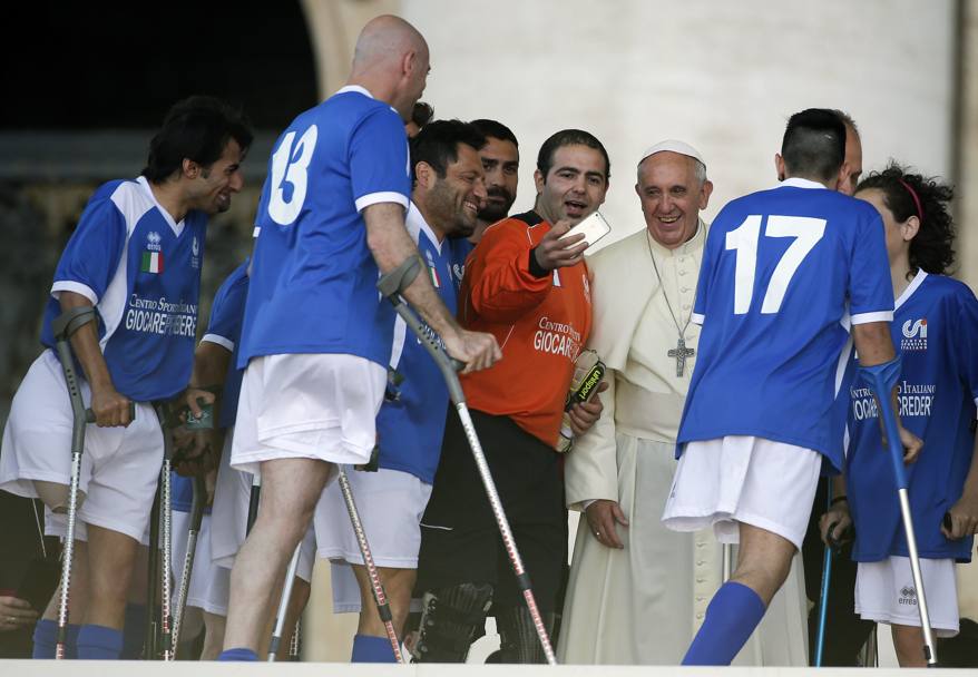 Un selfie col Papa non ha prezzo... Reuters
